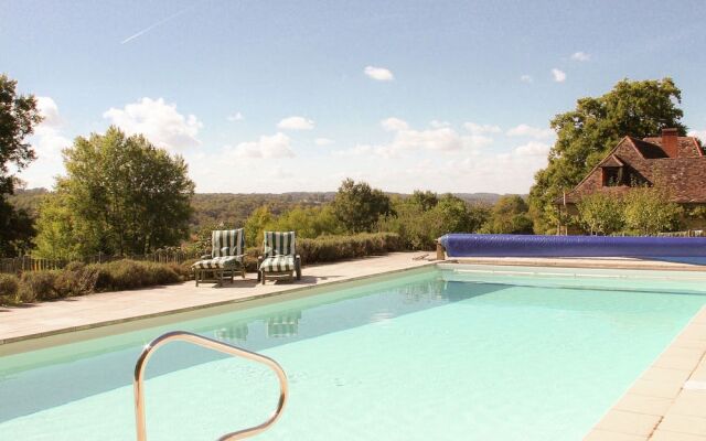 Exquisite Holiday Home in Issac With Swimming Pool