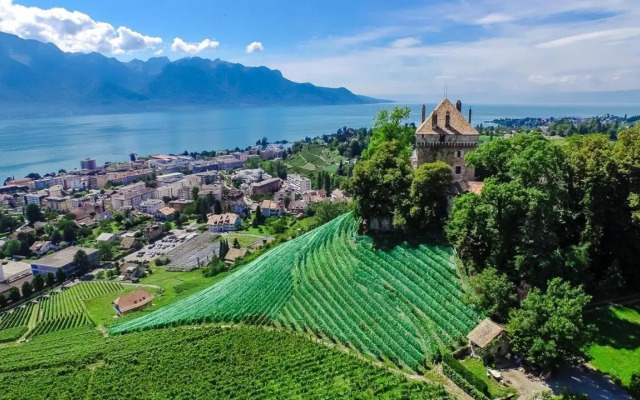 Montreux Castle | Charming Lake View Studio