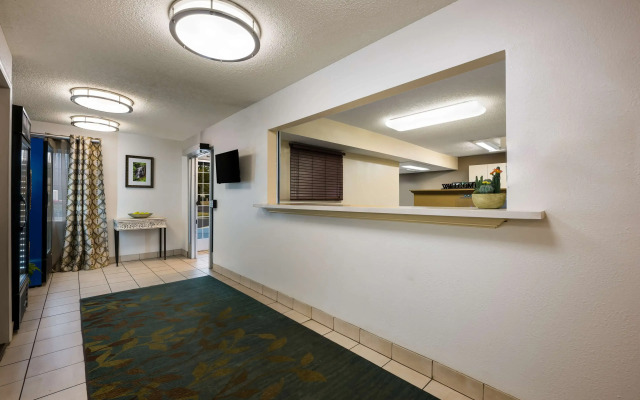Sonesta Simply Suites Chicago Waukegan