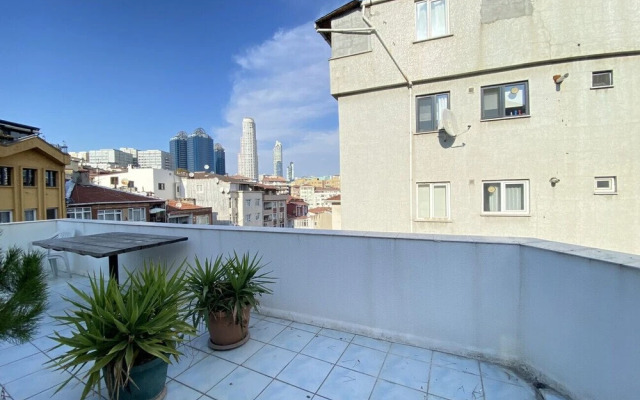 Central Flat With Balcony and Terrace in Sisli