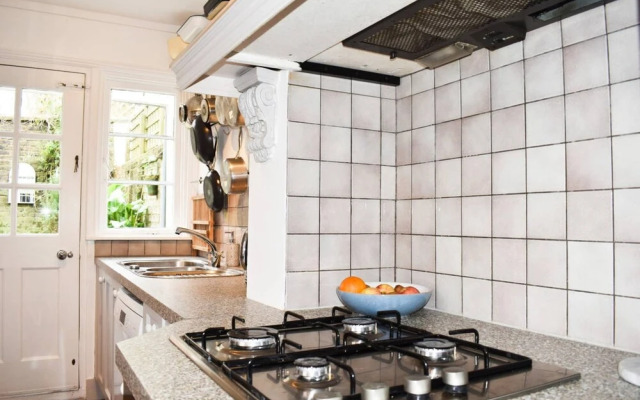 Stylish and Spacious 4 Bedroom Queen's Park House