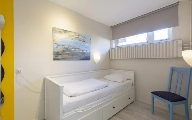 Lovely Bungalow on Green Park With Patio