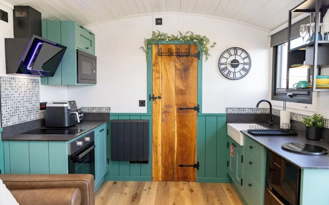 Willows Rest - 1 Bed Shepherd's Hut - Pentlepoir
