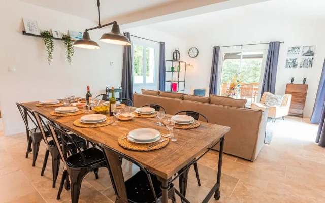 Modern Villa With Large Garden