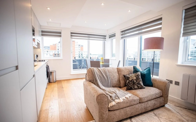 Deluxe & Chic 1 & 2 Bed Apts near Heathrow, Legoland, & Windsor Slough