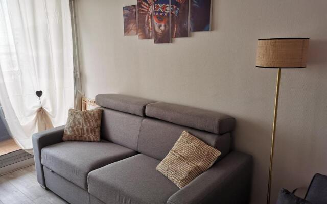 Studio confortable, face mer, proches commerces