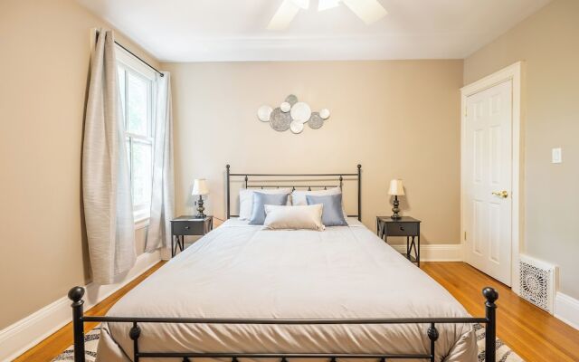 Cozy Houses in Downtown Toronto by GLOBALSTAY
