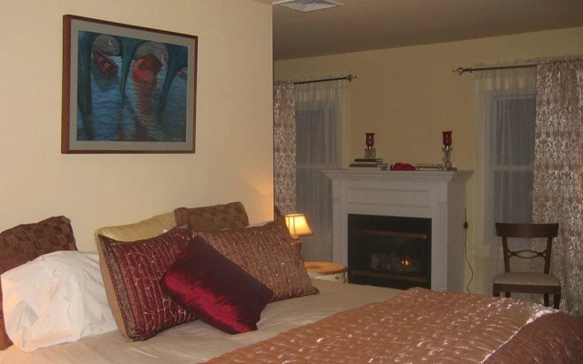 Le Petit Chateau Inn