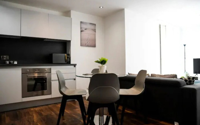 Modern 2 Bedroom Flat City Centre with Parking/Balcony