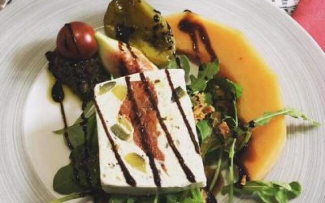 Les Tables De La Fontaine