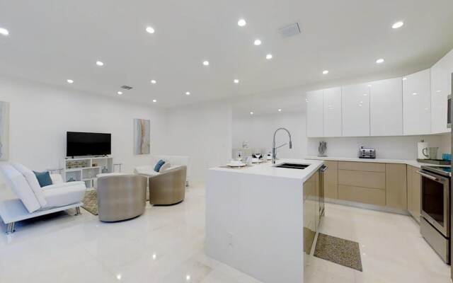 Beautiful Hollywood Beach 4 BR Home W Heated Pool
