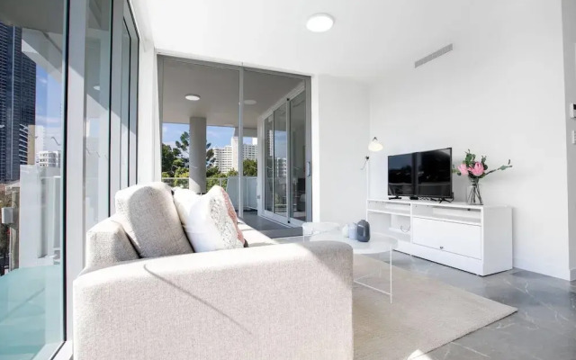 Wow Southport Apartment Near Light Rail Station