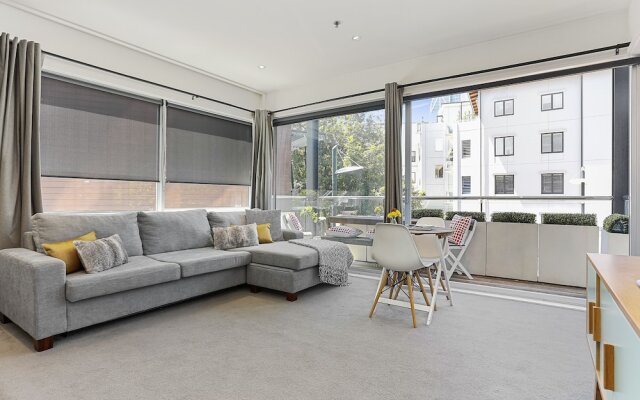 Bright and Spacious Viaduct Living with free carpark by Urban Butler