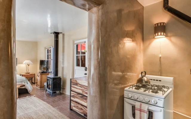Paloma - Historic Adobe One Block To Canyon Road, Five Blocks To the Plaza, Gorgeous Furnishings, Fireplace, Hot Tub