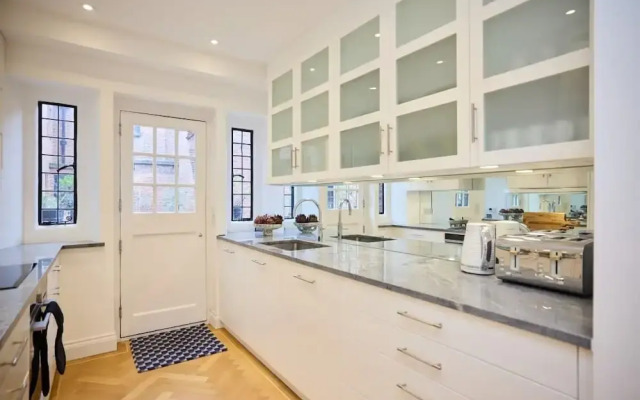 The Charm of Chelsea - Modern 4bdr With Shared Courtyard