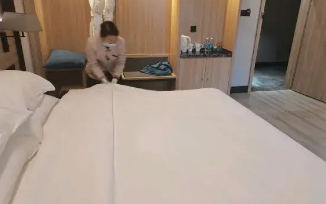 H Hotels (Xingyi Jichang Avenue)