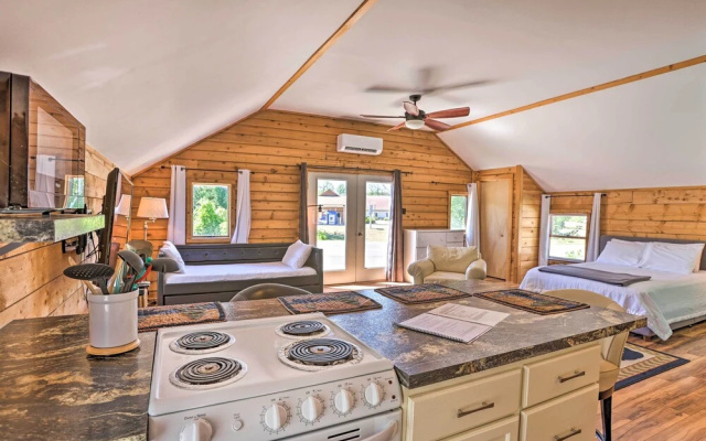Quaint Studio w/ Shared Beach: Walk to Suttons Bay