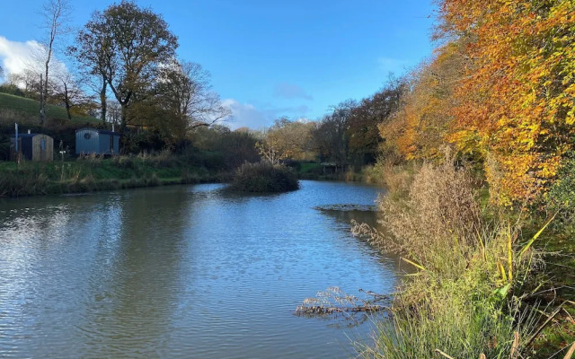 1 Bed Cabin - Sleeps 2 - Hottub - Parking - Garden