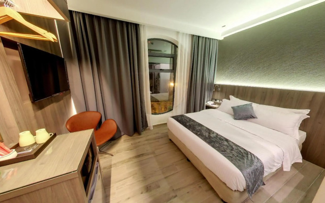 Flora by Crossroads Hotel