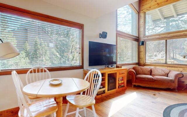 Rainbow Villas 1 Charming Boutique complex, Dual Master Suites, Forest Mountain Views by RedAwning