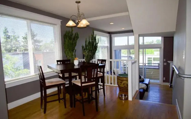 Walkable OTS Mid Century Condo-Pool