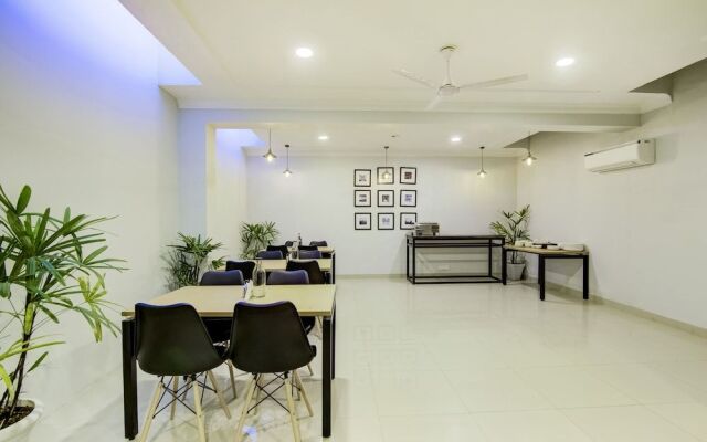 OYO 20027 SilverKey Cyber City