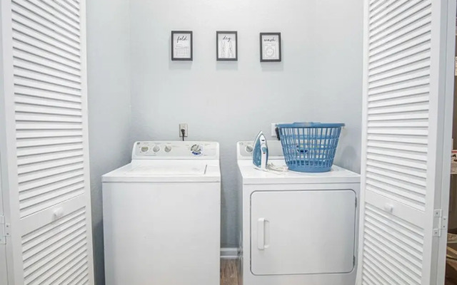 Inviting 4BR 2BA Near Downtown Riverwalk