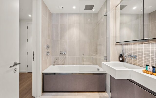 Stunning two Bedroom Docklands Apartment With Balcony