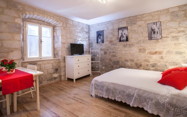Apartment and Room Ursa