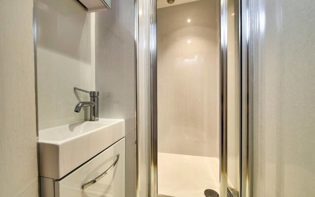 Cool St Stephen Street Apartment: Prime New Town Location