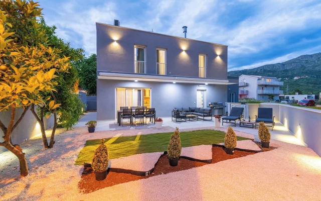 Luxury Villa Entrata-Five Bedroom Villa