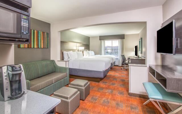 Holiday Inn Express & Suites Shawnee-Kansas City West, an IHG Hotel