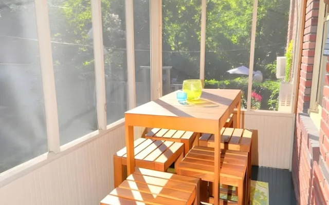 Aunt Beas Bungalow - Right in Town!