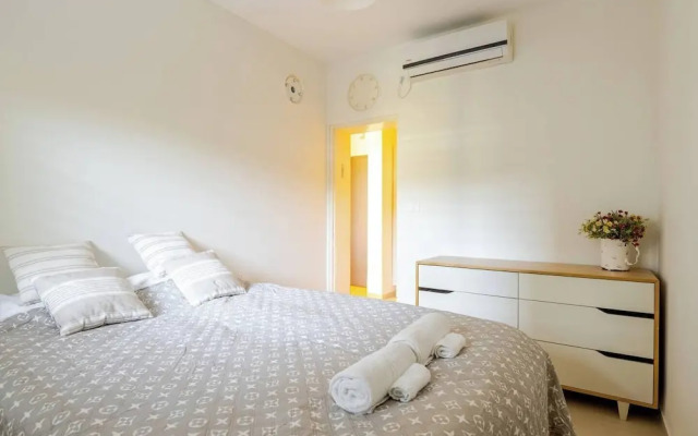 Gugel Waves Seaview 4BR Family Aparts