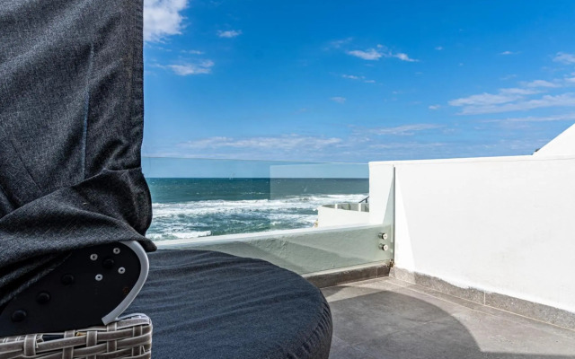 Luxurious 3 bedroom beach front apartment