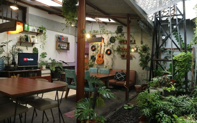 Semeru Hostel Malang - Adults Only