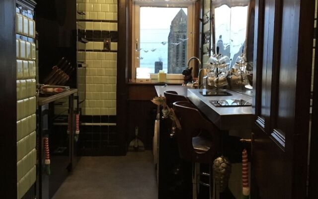 Two Bedroom Victorian Flat in the Centre of Port Glasgow Close to all Amenities