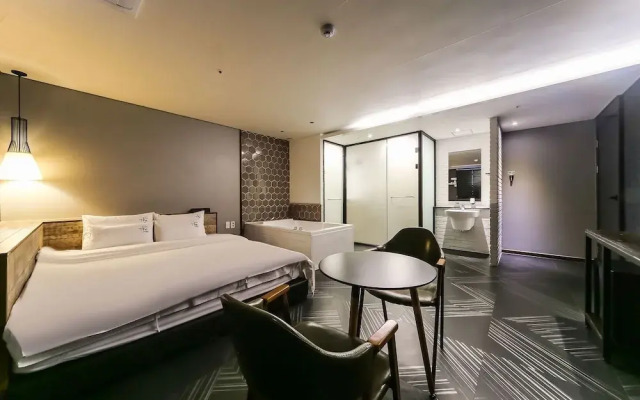 Geojedo Gohyeon Hotel Blue