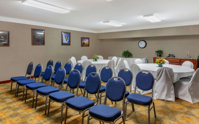 Comfort Suites Visalia Convention Center