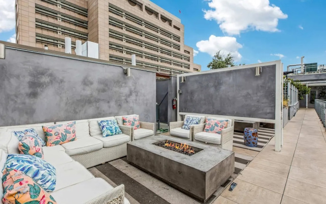 Stylish 2br/2ba At HWH by Oneluxstay