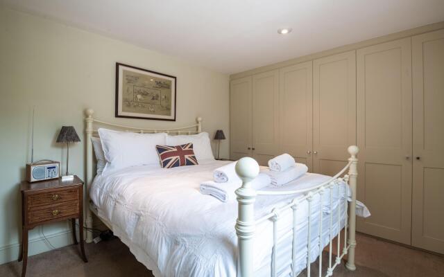 Traditional Fulham Home Close to the River Thames by Underthedoormat