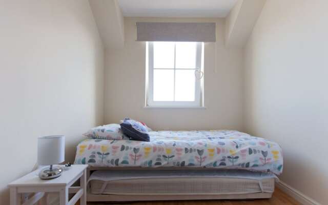 Park & Play! Superb Flat W/parking Near Shore