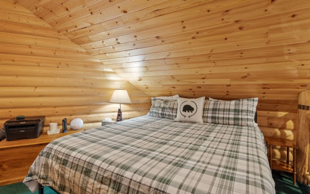 The Hideaway - Enchanting Custom Log-style Home Nestled High In The Pines! Great Room Features! 2 Bedroom Cabin