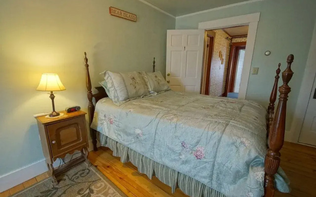 Tuckernuck Inn