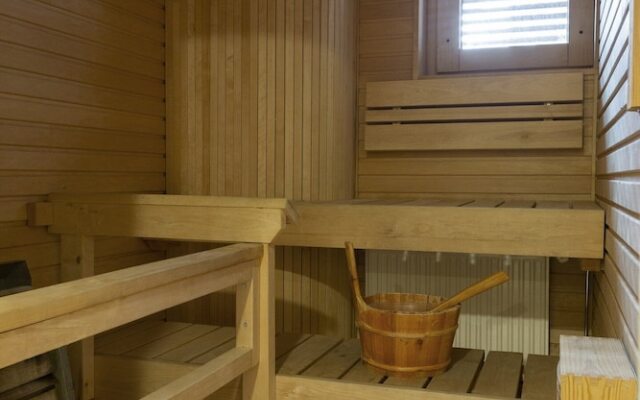 2ndhomes Deluxe Apt w Sauna & Balcony