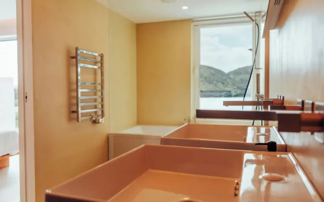 Silveira Bay Lounge Retreat