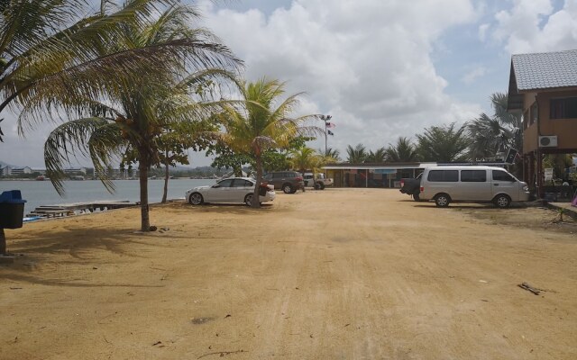 Riverbank Dungun Guesthouse & Cafe