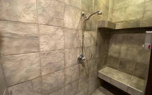 Gudjonson Getaway - 2 bed 2 bath Cabin