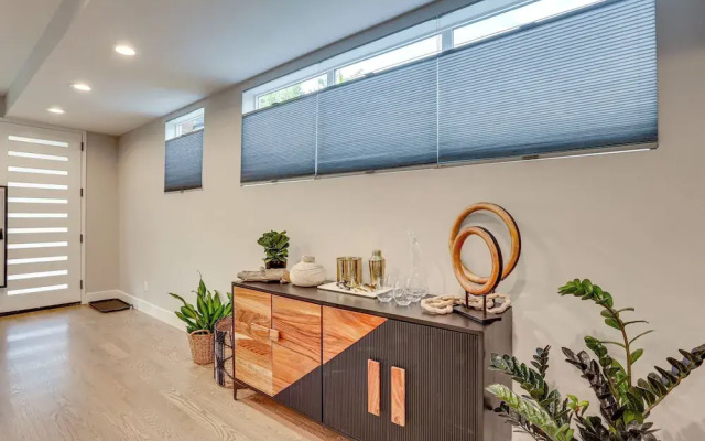 Hot Tub & Mtn-view Rooftop Deck: Golden Home