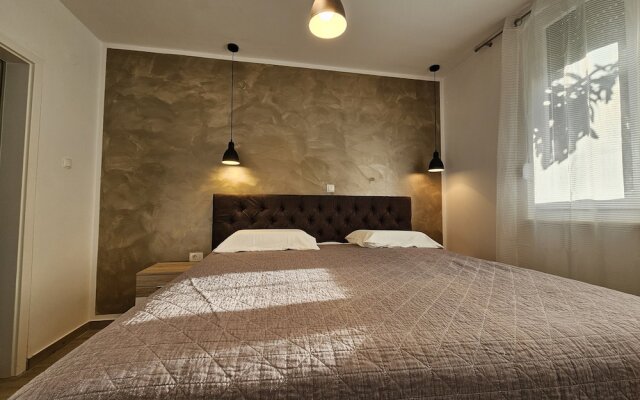 Deluxe Apartment near Bridge